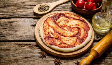 Alınmış PIN ve baharat domates soslu pizza hamur haddeleme.