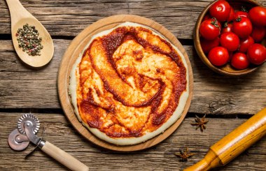 Alınmış PIN ve baharat domates soslu pizza hamur haddeleme.