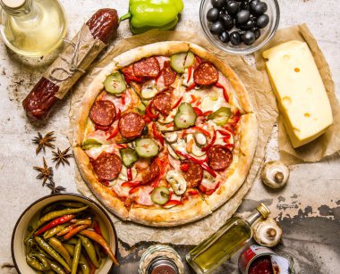 Et pizza peyniri, sucuk, et, zeytin, biber, çevresinde malzemelerle mantar ve baharatlar. 