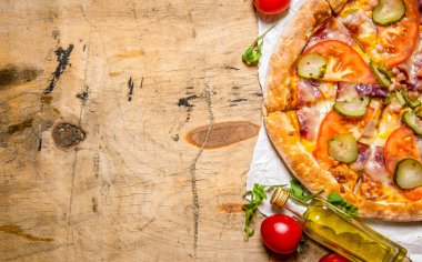 Pastırma ve domates ile lezzetli pizza. Ahşap masa. 