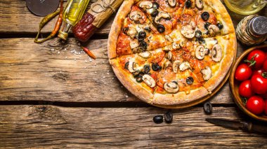 İtalyan pizza ve farklı malzemeler - et, mantar, domates ve zeytin yağı. 