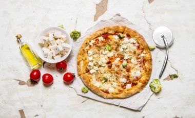 Peynirli pizza domates ve taze peynir. 