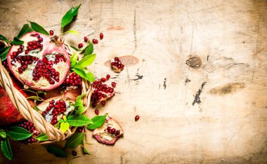 Sepet içinde taze nar. 