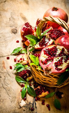 Sepet içinde taze nar. 