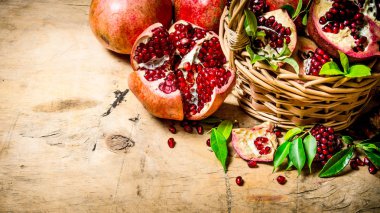 Sepet içinde taze nar. 