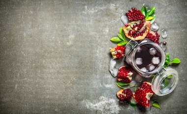 Nar suyu buz ile bir teneke ve dilimleri ile yaprakları . 