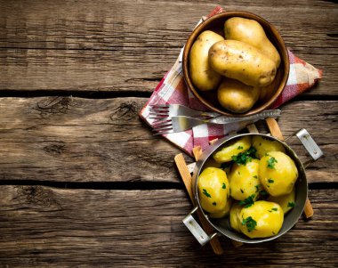 Ahşap masa üzerinde otlar ile haşlanmış patates. Metin için boş alan.