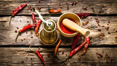 Eski değirmen ve harç ile toz kırmızı biber biber. 