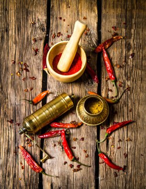 Eski değirmen ve harç ile toz kırmızı biber biber. 