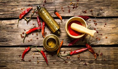 Eski değirmen ve harç ile toz kırmızı biber biber. 