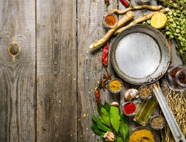 Aromatik baharatlar ve otlar ile boş kızartma tavası. 