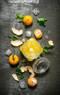 Mandalina, yaprakları ve buz ile taze meyve suyu. 