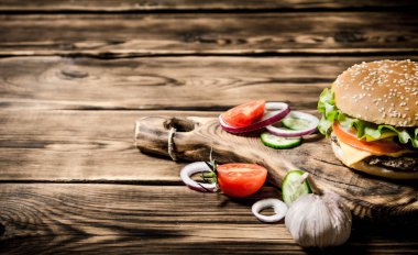 Domates, soğan ve et gemide hamburger. 