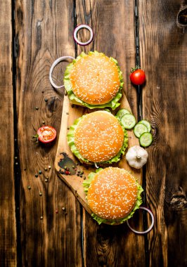 Üç et ve sebze ahşap stand ile Burger bitmiş. 