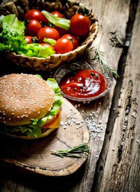 Ahşap oyun tahtası soslu lezzetli hamburger. 