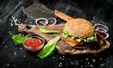 Burger ve taze malzemeler 