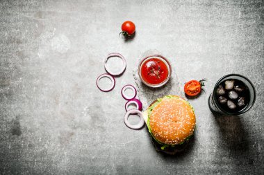 Hamburger domates ketçap ve soda taş tablo ile.