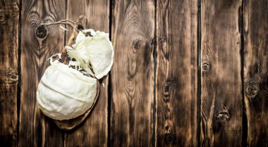 bir kesme tahtası üzerinde taze lahana. 