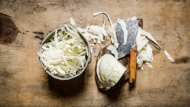 bir pot ve eski bir balta kıyılmış lahana. 