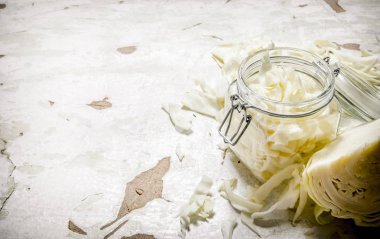 Bir cam kavanoza kıyılmış lahana. 