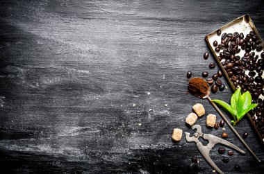 Taze kavrulmuş tahıl kerpeten şeker ile kahve. 