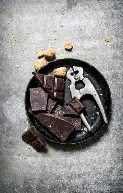 Acı çikolata şeker bir yumruk ile. 