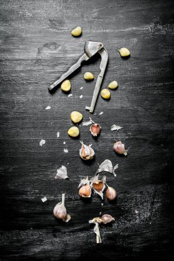 Siyah Kara tahta üzerinde taze sarımsak.