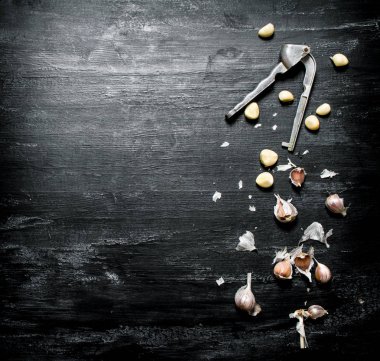 Siyah Kara tahta üzerinde taze sarımsak.