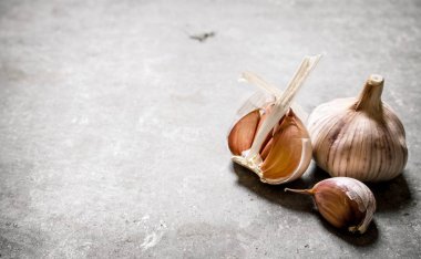 Taş zemin üzerine taze kokulu sarımsak.