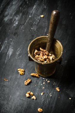 Bir harç havaneli ile kabuklu ceviz. 