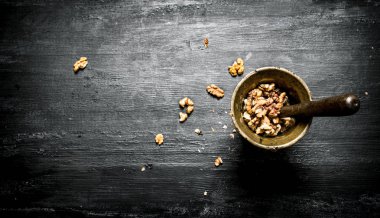 Bir harç havaneli ile kabuklu ceviz. 