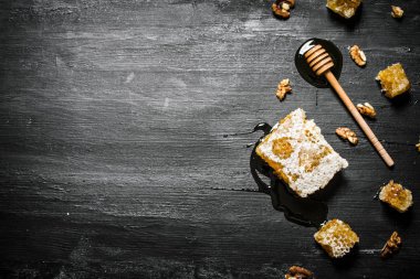 Arka plan tatlım. Doğal bal tarak ve bir tahta kaşık . 