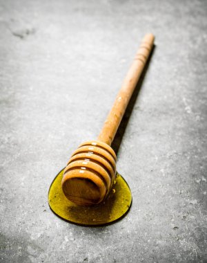 Taze bal tatlı kaşığı. Taş zemin üzerine.