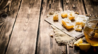 Arka plan tatlım. Doğal bal limon dilimleri ve ceviz.