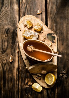 Bal ve fındık ağaç gövdesi ile namlu.