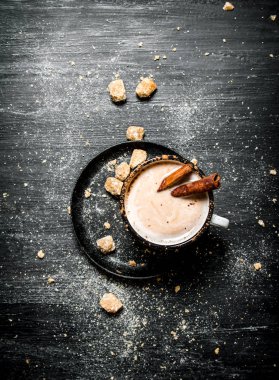 Tarçın ve karanlık şeker kakao içki. 