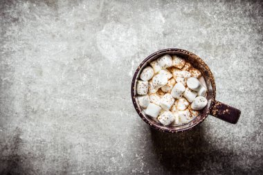 Sıcak çikolata marshmallow ile. Taş zemin üzerine.
