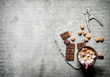 Sıcak çikolata tarçın, kahverengi şeker ve bitter çikolata ile. 