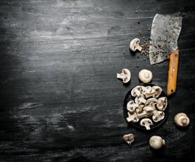 Baharatlar ve eski bir balta ile taze mantar. 