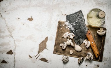 Bir balta ile kıyılmış taze mantar