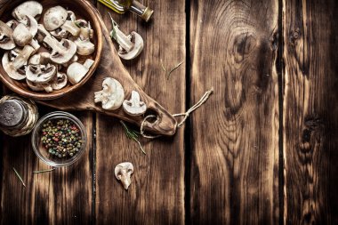 Eski tahta üzerinde ahşap bir fincan dilimlenmiş mantar. 