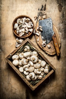 Taze mantar eski balta dilimlenmiş. 