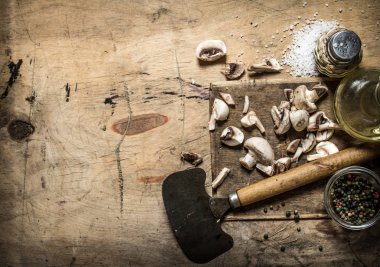 Dilimlenmiş mantar zeytinyağı ve baharat ile. 