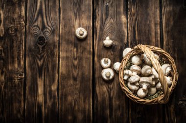 Taze mantar sepeti. Ahşap arka plan üzerinde.