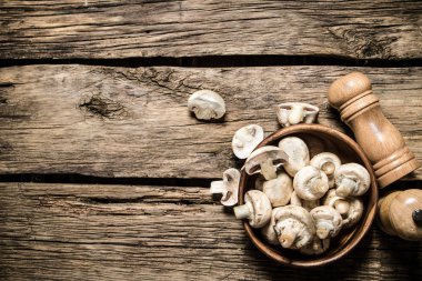 Baharat ile taze mantar. 