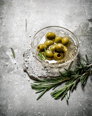 Rosemary bir taş üzerinde zeytinli standı. 