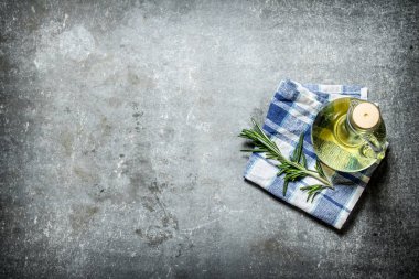 Zeytinyağı biberiye dalı ile. 