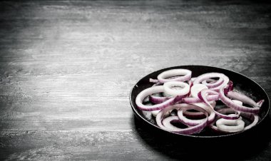  tavada kırmızı soğan halkaları. 