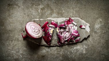 Taş bir stand üzerine kırmızı soğan dilimlenmiş. 