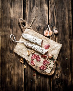 Salam sarımsak ve baharat ile tatlandırılmış . 